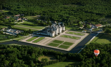 Vue aérienne de Chambord et des jardins à la française -