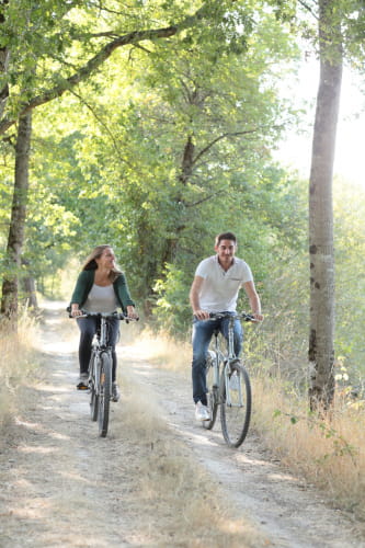 Couple se promenant à vélo en Sologne