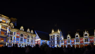 Son et lumière - Drapés et écussons - Château royal de Blois ©Cécile Marino