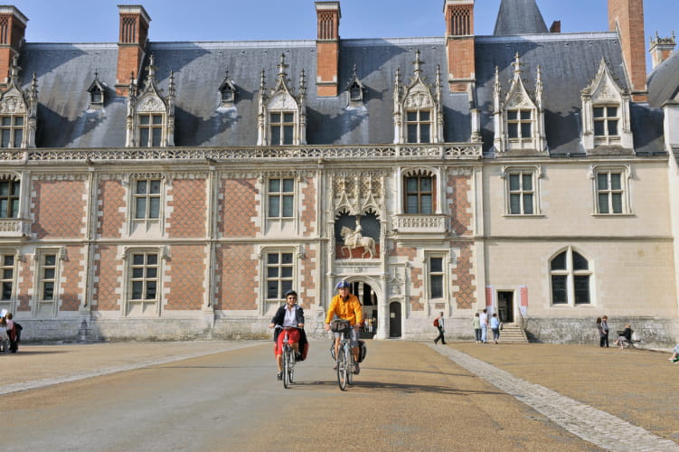 Balade à vélo devant le château royal de Blois ©Joël Damase - CRRT Centre Val de Loire