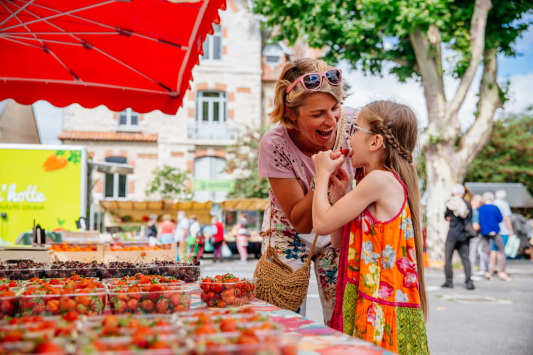 Petite fille et sa mère savourant des fraises de Sologne sur le marché en vallée du Cher - Les Conteurs ©OT Sud Val de Loire