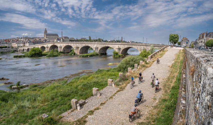 Cyclotouristes sur la Loire à vélo à Blois ©David Darrault