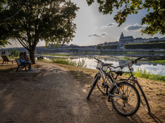 Vélos en bord de Loire à Blois ©David Darrault