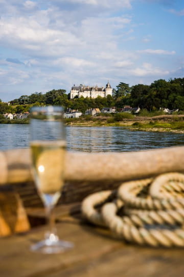 Verre de vin devant le château de Chaumont-sur-Loire ©Perspectives de Voyage